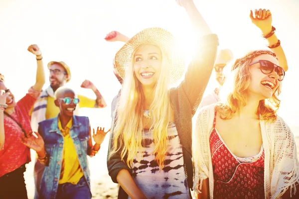 Sahilde birlikte vakit arkadaşlar