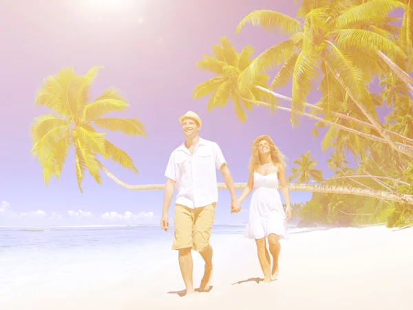 Couple passant la lune de miel sur l'île — Photo