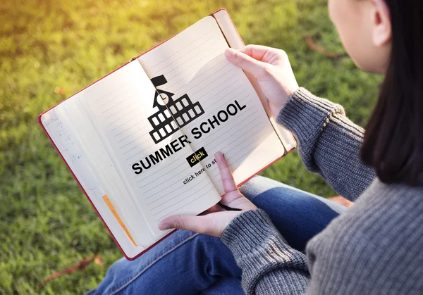 Kobieta czyta książki i letniej szkoły — Zdjęcie stockowe