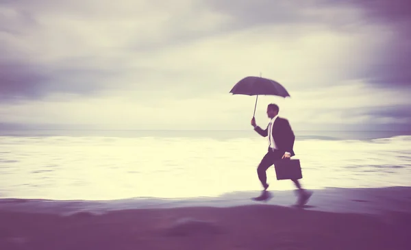 Podnikatel zůstat sama na pláži — Stock fotografie