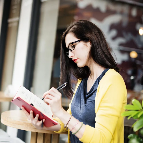 Жінка з книгою в кафе — стокове фото