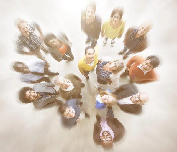 Vielvölkige Menschen lächeln — Stockfoto