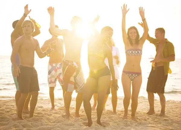 Människor njuta av beach party — Stockfoto