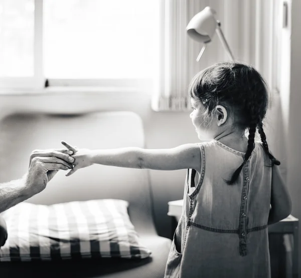 Menina segurando a mão dos pais — Fotografia de Stock