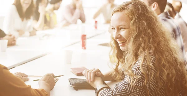 Empresária sorrindo na reunião — Fotografia de Stock