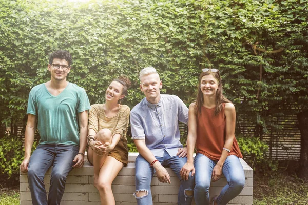 Gelukkig vrienden hebben plezier buiten — Stockfoto