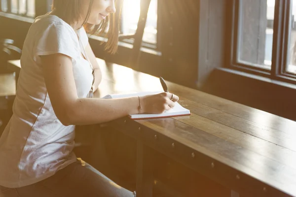 Escritura chica en café —  Fotos de Stock