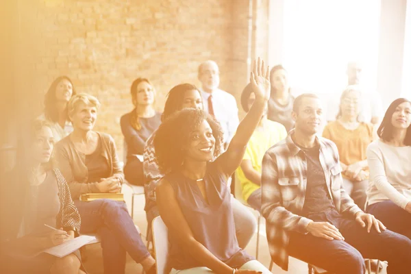 Diversidad de las personas en reunión — Foto de Stock