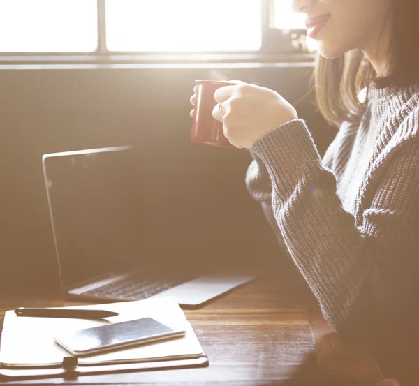 Frau trinkt Kaffee — Stockfoto