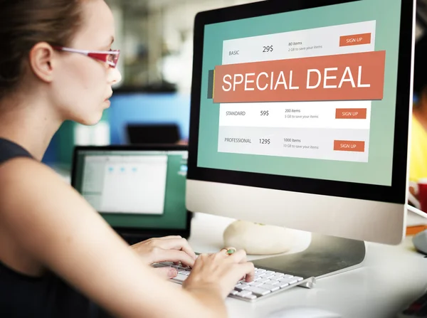 Zakenvrouw werken op de computer met Special Deal — Stockfoto