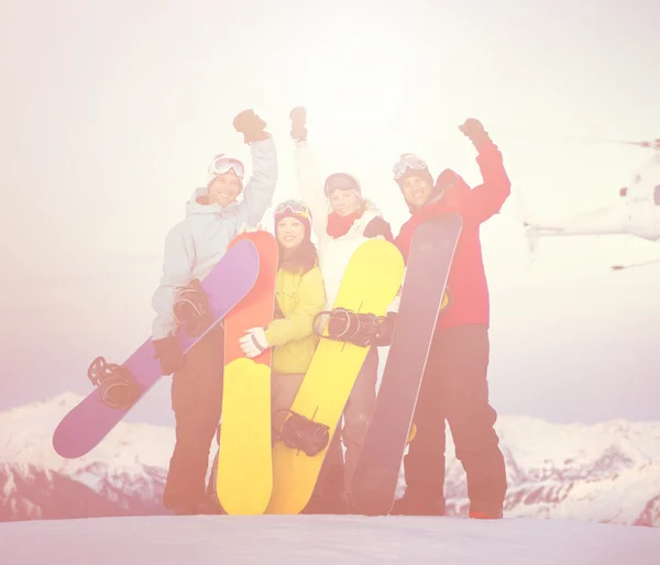 Snowboarders no topo da montanha — Fotografia de Stock