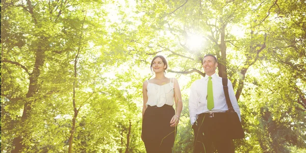 Business couple walking outdoors — Stock Photo, Image