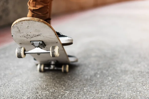 Muž jízda na skateboardu — Stock fotografie
