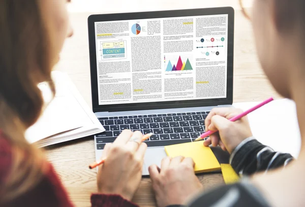 Mensen studeren met computer — Stockfoto