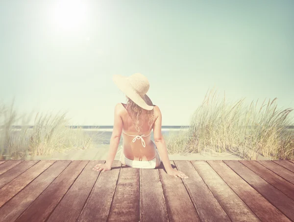 Mujer Relajándose en la playa —  Fotos de Stock