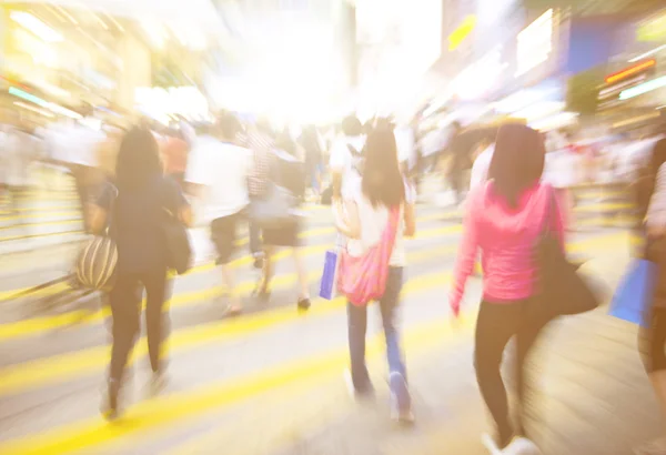 People walking in traffic — Stock Photo, Image