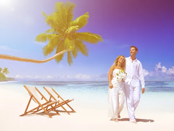 Paar heiratet am Strand — Stockfoto