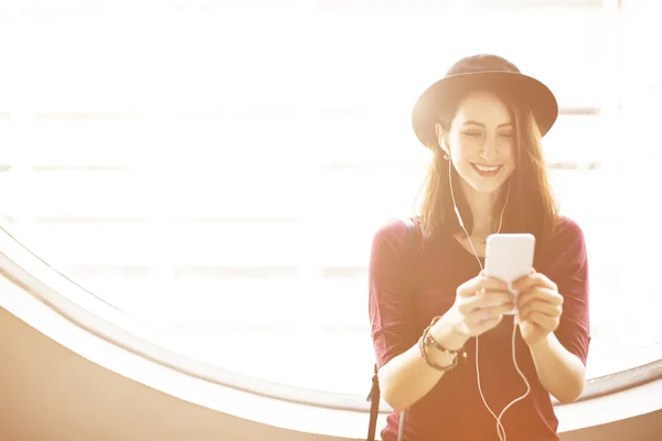 Vrouw met de moderne slimme telefoon — Stockfoto