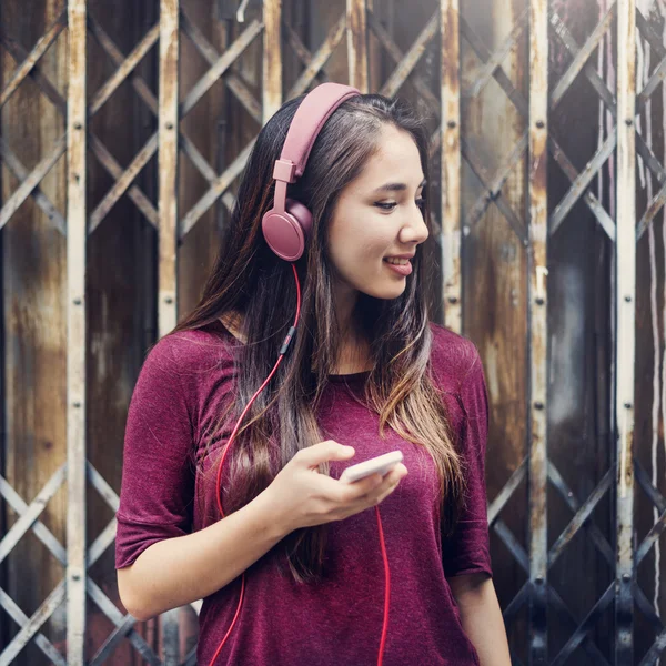 Vrouw die muziek luistert — Stockfoto