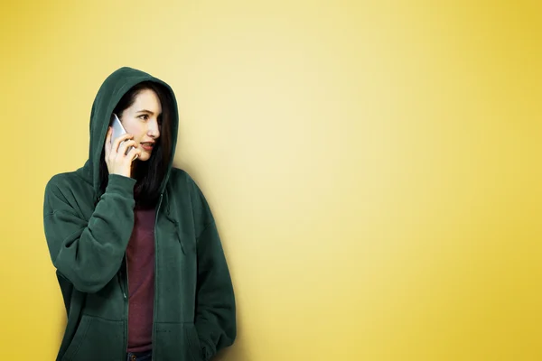 Mujer con teléfono inteligente moderno — Foto de Stock