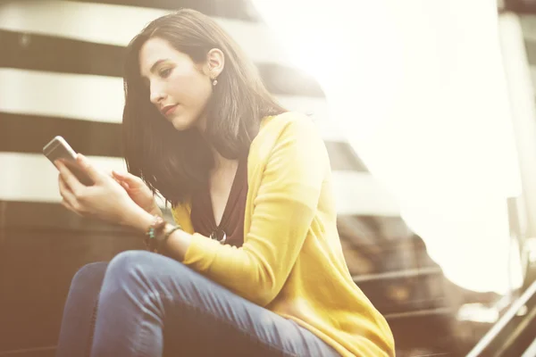 Femme avec téléphone intelligent moderne — Photo