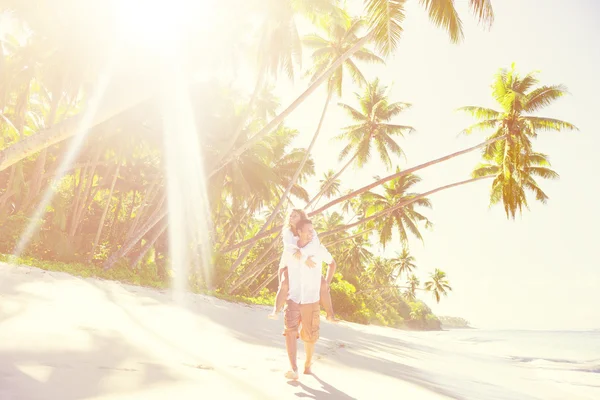 Paar verbringt Flitterwochen auf Insel — Stockfoto