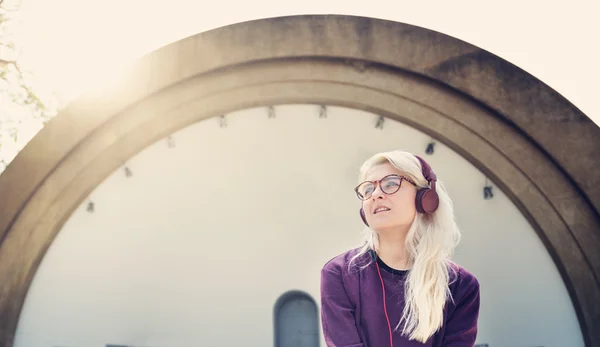 Vrouw die muziek luistert — Stockfoto