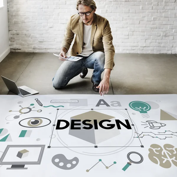 Affärsman som arbetar med design — Stockfoto