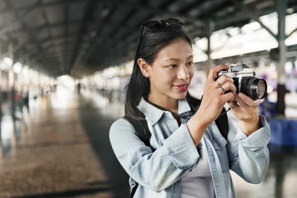 Asyalı kadın kamera ile fotoğraf yapma — Stok fotoğraf