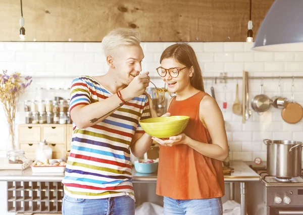 Portrait of happy couple in kitchen — Stock Photo, Image