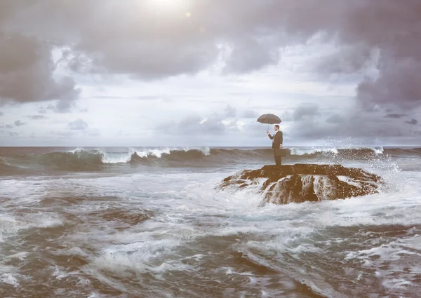 Zakenman blijven alleen op strand — Stockfoto