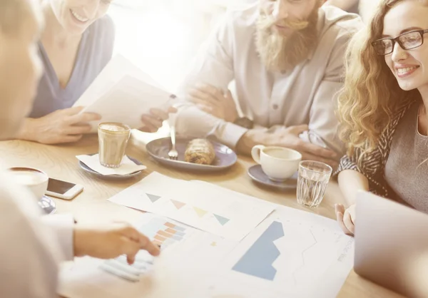 Gente discutiendo sobre el Proyecto — Foto de Stock