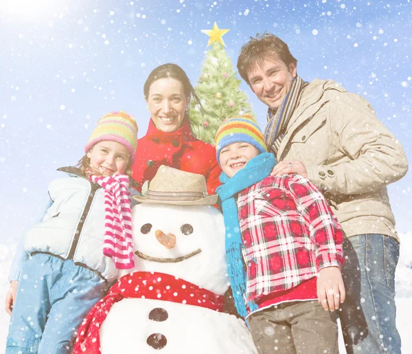 Bella famiglia che celebra il Natale — Foto Stock