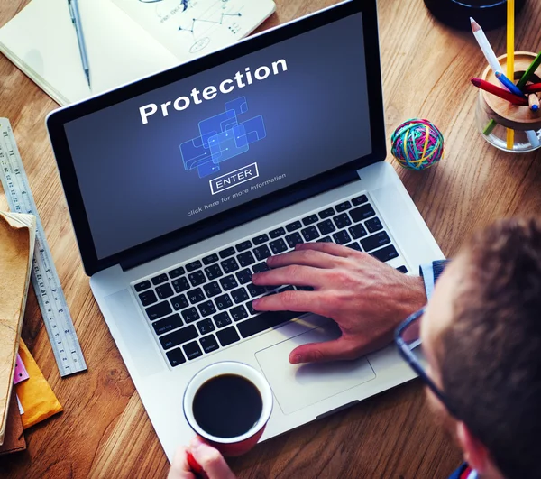 Homem usando laptop e conceito de proteção — Fotografia de Stock