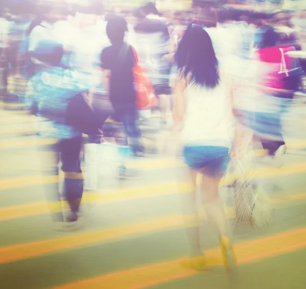 People walking in traffic — Stock Photo, Image