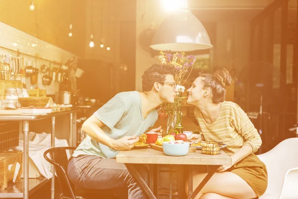 Retrato de casal feliz na cozinha — Fotografia de Stock