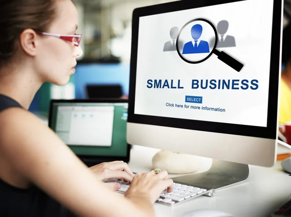 Zakenvrouw werken op de computer met Small Business — Stockfoto