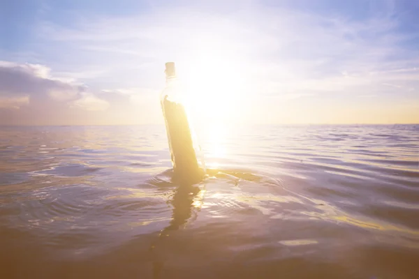 Flaska med budskap inuti på ocean — Stockfoto