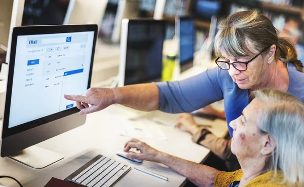 Middle aged people studying — Stock fotografie