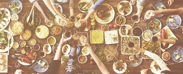 Gente disfrutando comida —  Fotos de Stock