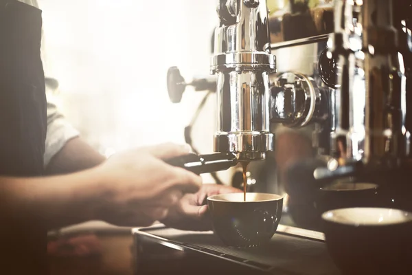 Barista Parepare koffie — Stockfoto