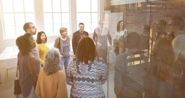 Diversidad de las personas en reunión — Foto de Stock