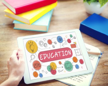 Tablet kullanan adam  