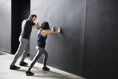 Çift birlikte egzersiz yapıyor