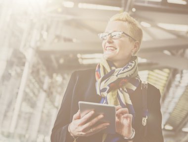  İşkadını dijital cihaz ile