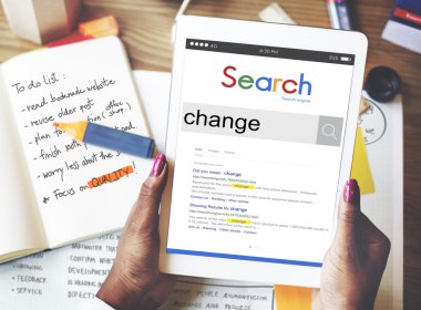 Dijital tablet tutan kadın