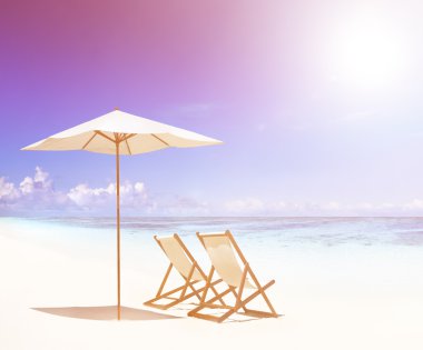 Şezlonglar beyaz kum plaj üzerinde