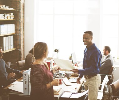 Ofiste çalışan iş adamları