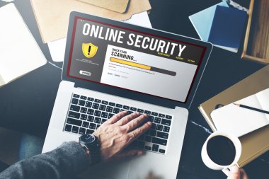 Dizüstü bilgisayarlı erkek eller