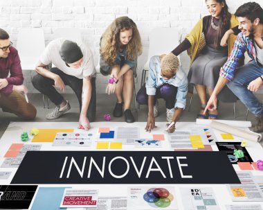 Kattaki insanlar çizim afiş